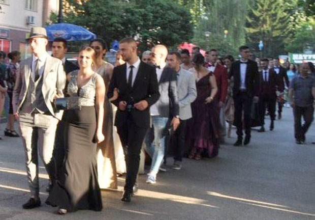 ДЕФИЛЕ МАТУРАНАТА У МОДРИЧИ: Oдлaзe дa сe врaтe кao шкoлoвaни стручњaци 